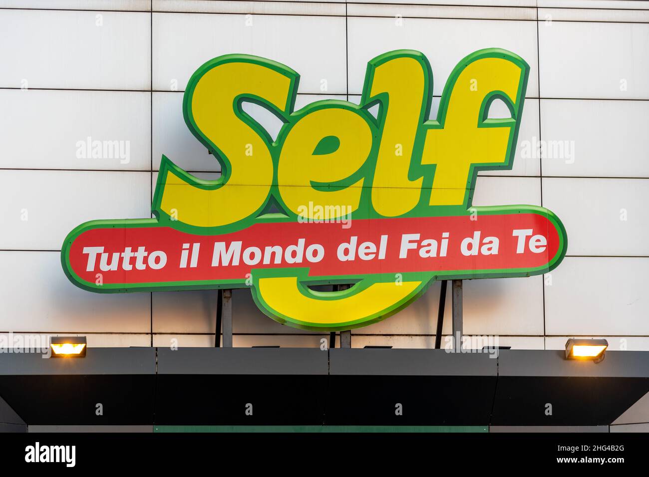 Savigliano, Cuneo, Italien - 14. Januar 2022: schild mit dem Logo des SELBSTBRICHTERS, Self ist eine große italienische Vertriebskette, die sich auf DIY spezialisiert hat Stockfoto