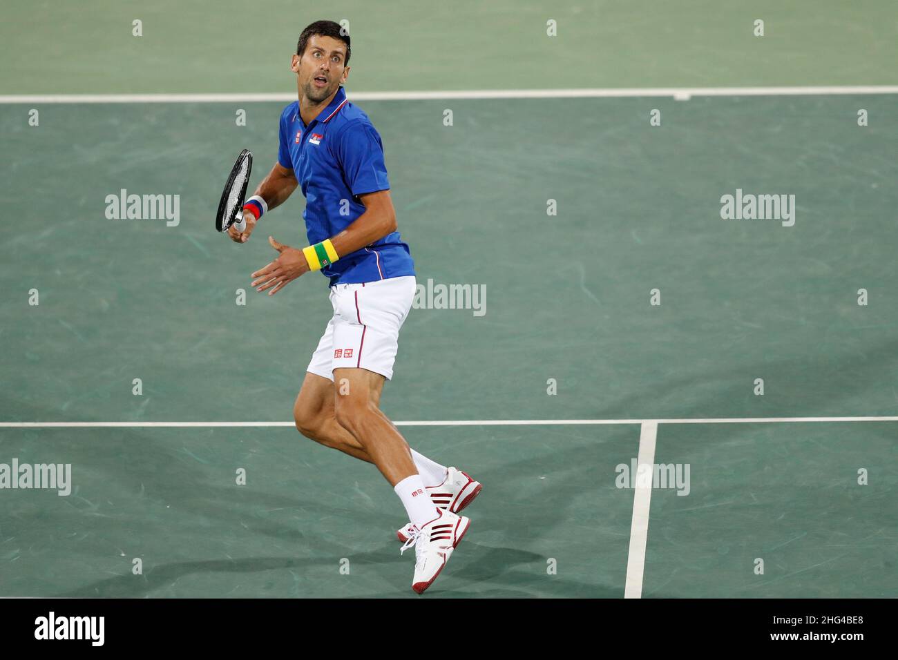 Der serbische Tennisspieler Novak Djokovic tritt bei den Olympischen Sommerspielen 2016 in Rio auf dem Platz an. Der berühmte serbische Athlet ist die Weltrangliste Nr. 1 Stockfoto