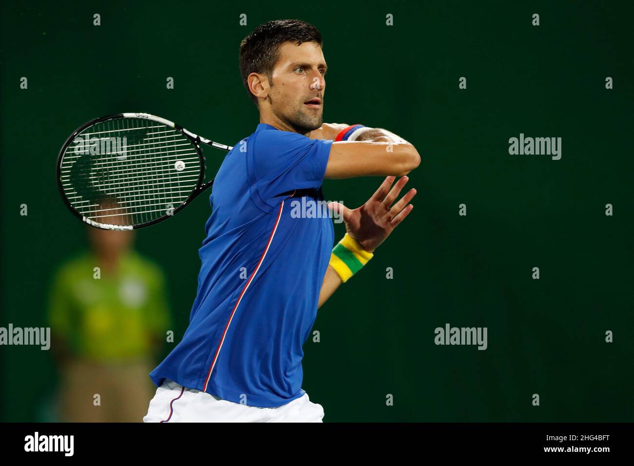 Der serbische Tennisspieler Novak Djokovic tritt bei den Olympischen Sommerspielen 2016 in Rio auf dem Platz an. Der berühmte serbische Athlet ist die Weltrangliste Nr. 1 Stockfoto