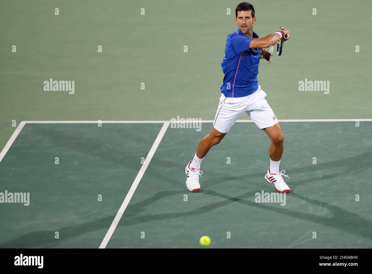Der serbische Tennisspieler Novak Djokovic tritt bei den Olympischen Sommerspielen 2016 in Rio auf dem Platz an. Der berühmte serbische Athlet ist die Weltrangliste Nr. 1 Stockfoto