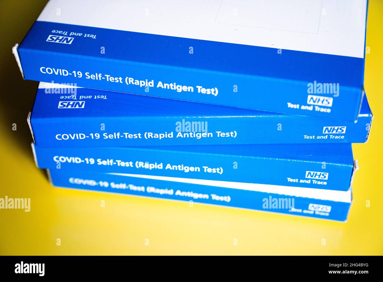 Kartons mit NHS Covid19 Rapid Antigen Test (Lateral Flow Self Test
