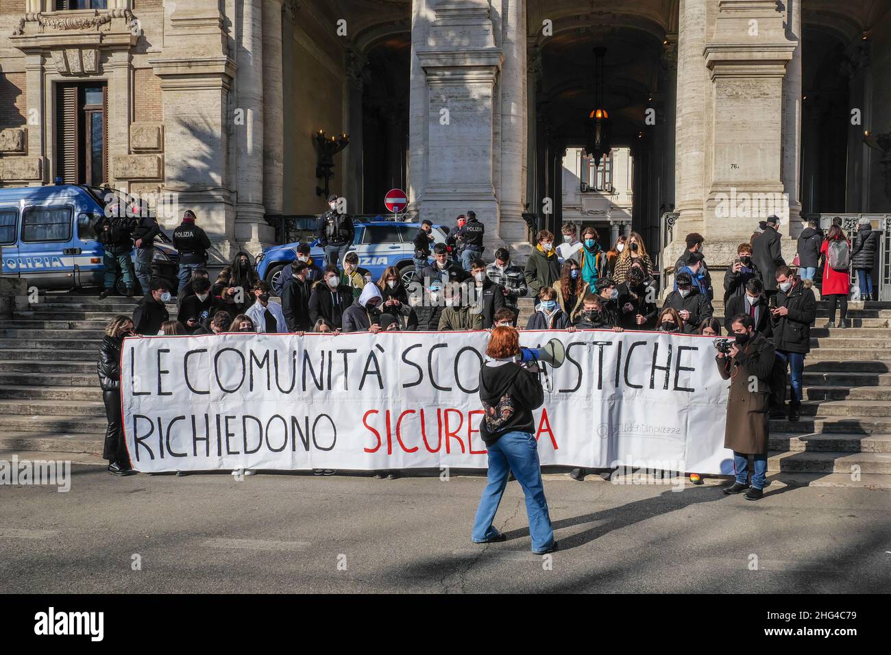 Rom, Italien. 18th Januar 2022. Rom 18. Januar 2022 Studenten unter dem Ministerium für Bildung bitten Minister Patrizio Bianchi empfangen und gehört zu werden. Kredit: Unabhängige Fotoagentur/Alamy Live Nachrichten Stockfoto