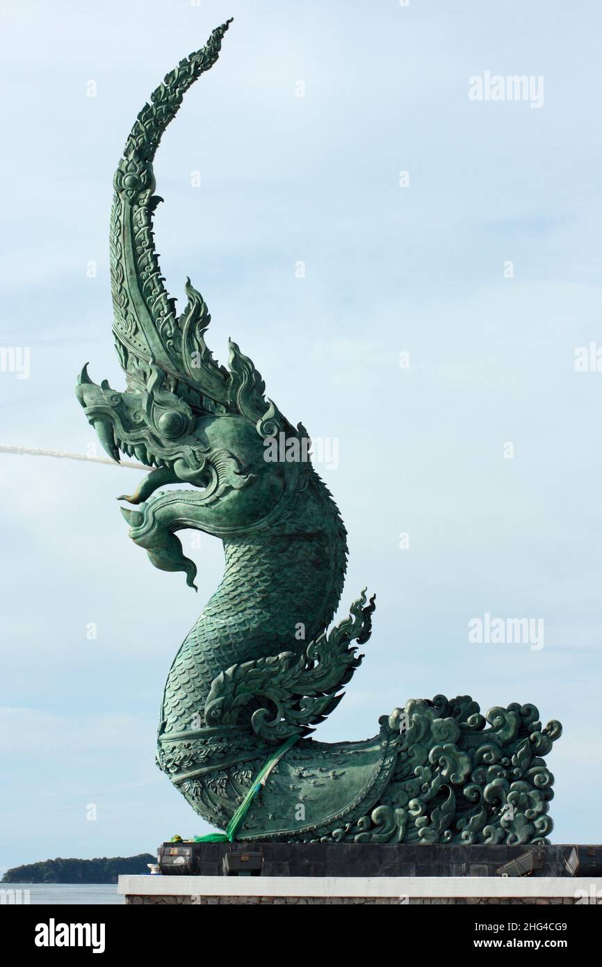 Songkhla, Thailand - Juli 23 2007: Der Kopf der Schlange ist der erste Teil einer Triptychon-Statue, die als die große Schlange "Naga" bekannt ist. Stockfoto