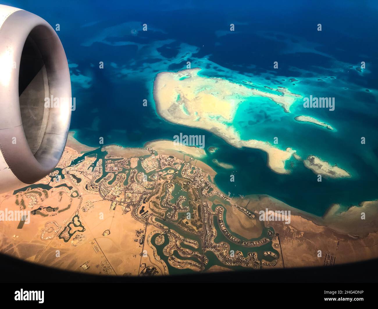 Luftaufnahme von oben von der Flugzeugküste Ägyptische Wüsteninseln. Rotes Meer Sharm Al Sheikh Ägypten. Erstaunlich schießen Vogel Auge Flugzeug Fenster Berge. Reisen Stockfoto