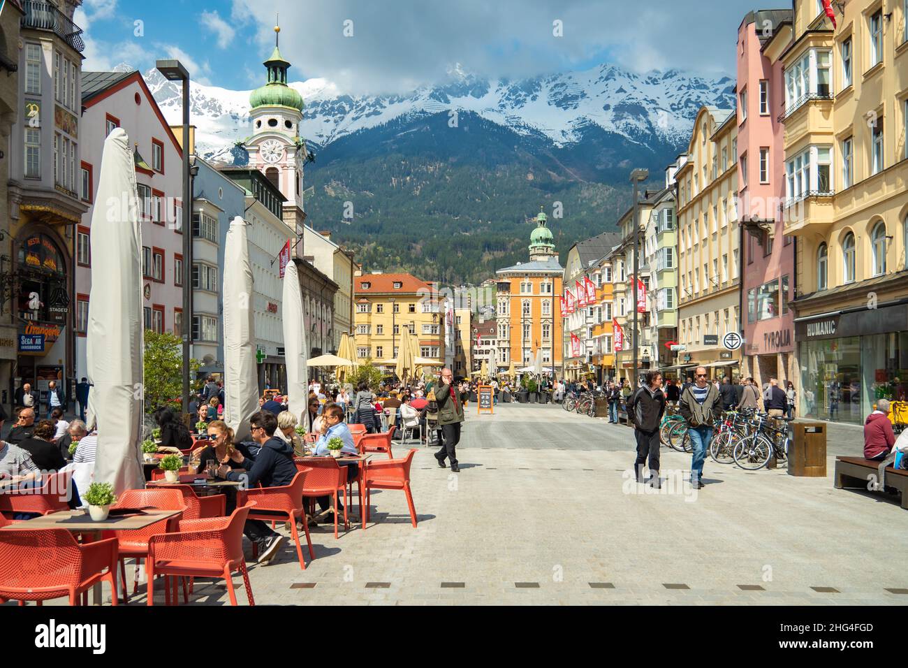Innsbruck, Österreich - April 17th 2021: Lebhafte Fußgängerzone in der Altstadt. Stockfoto