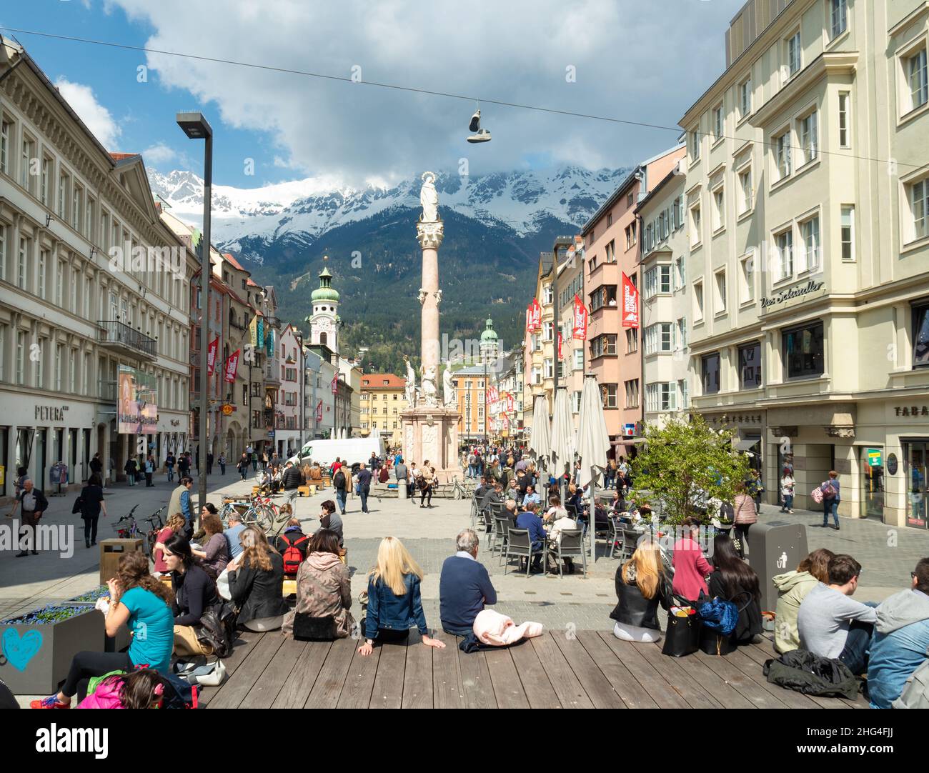 Innsbruck, Österreich - April 17th 2021: Lebhafte Fußgängerzone in der Altstadt. Stockfoto