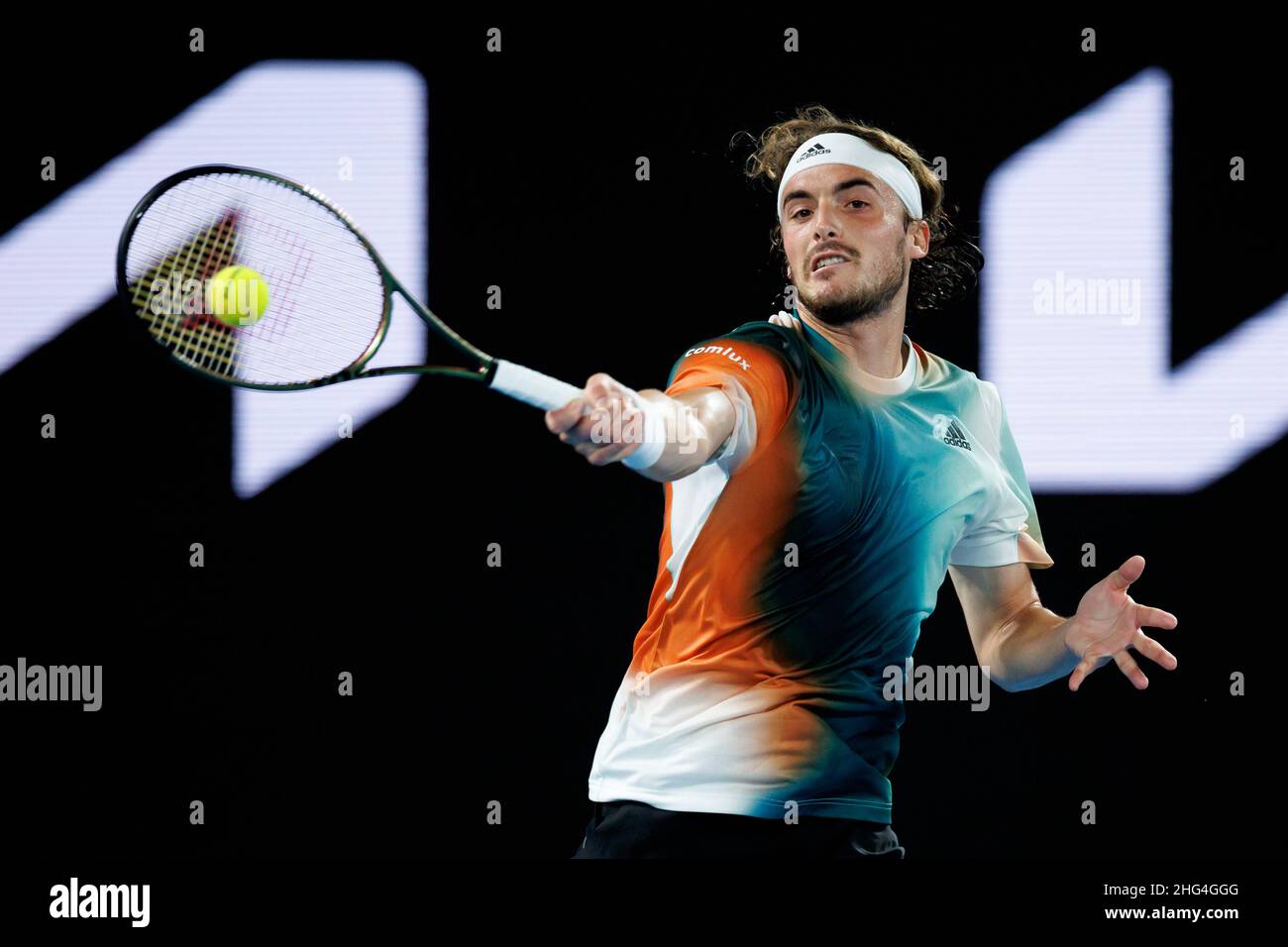 Melbourne, Australien. 18th Januar 2022. STEFANOS TSITSIPAS (GRE) in Aktion am 2. Tag bei den Australian Open 2022 am Dienstag, den 2022. Januar, Melbourne Park Credit: Corleve/Alamy Live News Stockfoto