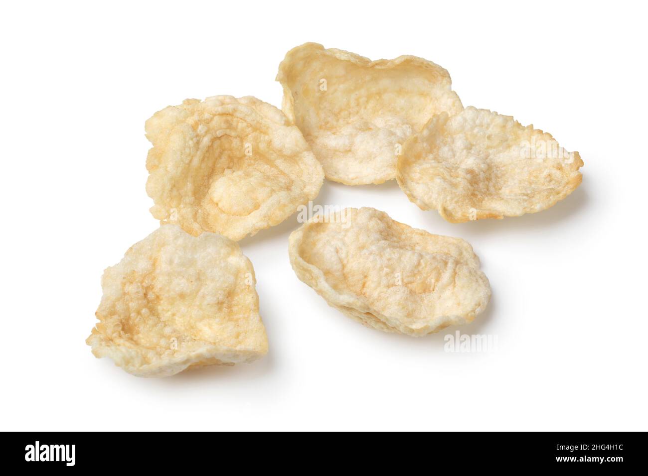 Frittierte Emping Chips, eine Art indonesischer Chips für einen Snack, isoliert auf weißem Hintergrund aus nächster Nähe Stockfoto