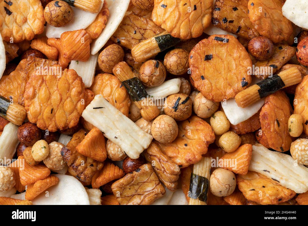 Schüssel mit Mischung aus japanischen Reiscracker, senbei, Nahaufnahme Vollformat als Hintergrund Stockfoto