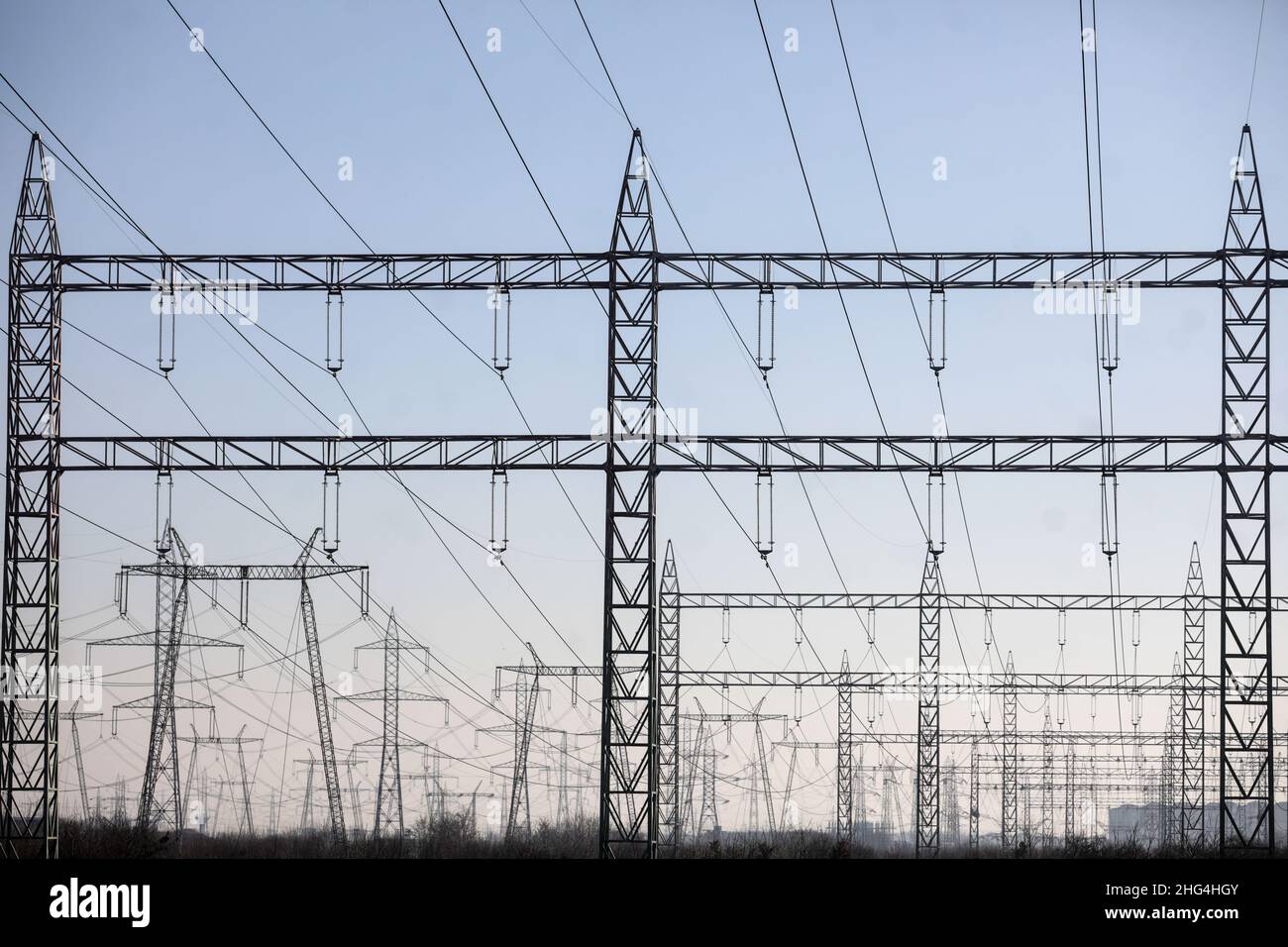Hochspannungsleitungen auf Metallpolen in Bukarest, Rumänien. Stockfoto