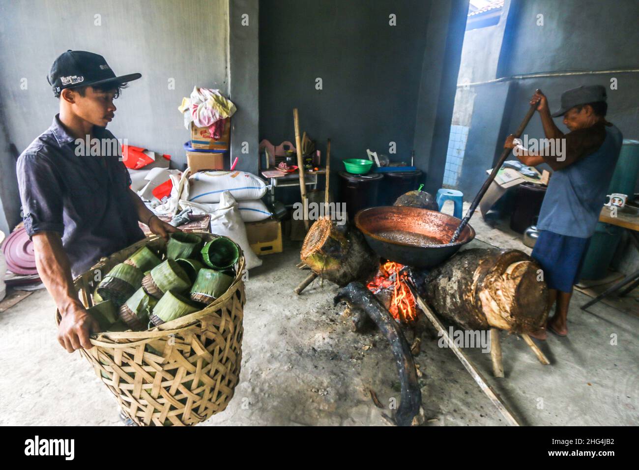 Bogor, Indonesien. 18th Januar 2022. Arbeiter bereiten Körbe Kuchen oder lokal genannt Kue Keranjang vor der chinesischen Neujahrsfeier in Bogor, West Java, Indonesien, am 18. Januar 2022. (Foto von Andi M Ridwan/INA Photo Agency/Sipa USA) Quelle: SIPA USA/Alamy Live News Stockfoto