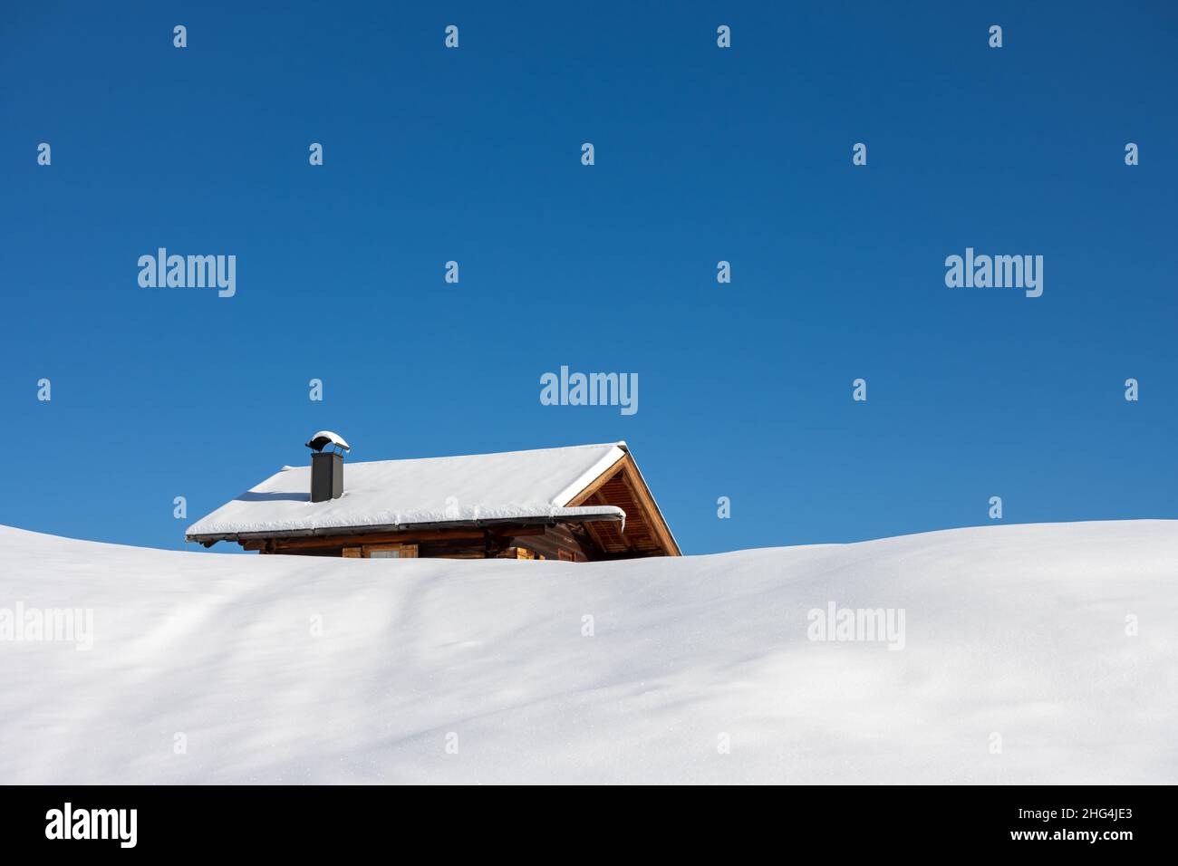 Kleine Holzhütte auf der Seiser Alm auf blauem Himmel Hintergrund. Seiser Alm, Dolomiten, Italien Stockfoto