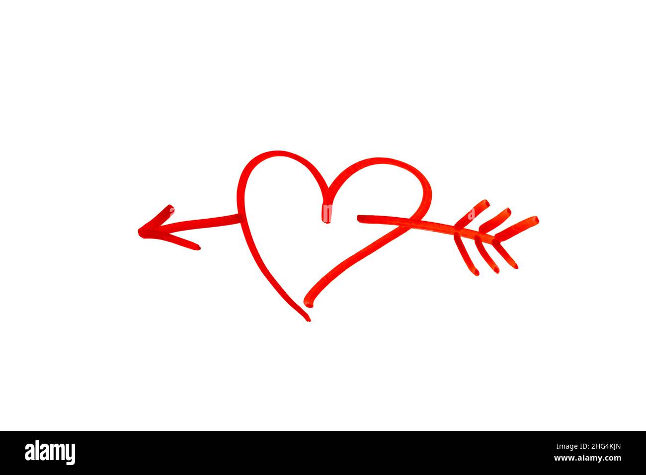 Kreatives Postkarten-Design am Valentinstag mit rotem Herz und Pfeil gezeichnet mit einem Marker auf weißem Hintergrund isoliert. Valentinstag und Liebeskonzept Stockfoto