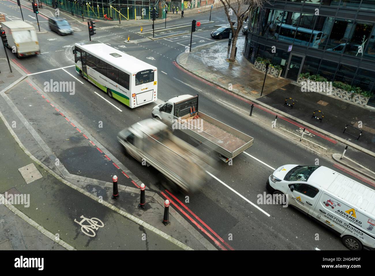 London, Großbritannien. 18. Januar 2022. Verkehr auf Farringdon Street. Sadiq Khan, Bürgermeister von London, hat Transport for London (TfL) gebeten, die Straßenpreise zu prüfen, die nach zurückgelegter Strecke berechnet werden. Zeit und Ort, nachdem ein Bericht ergab, dass die Autofahrten in der Hauptstadt um mehr als ein Viertel gekürzt werden mussten, um die Netto-Null-Emissionsziele bis 2030 zu erreichen. Kredit: Stephen Chung / Alamy Live Nachrichten Stockfoto