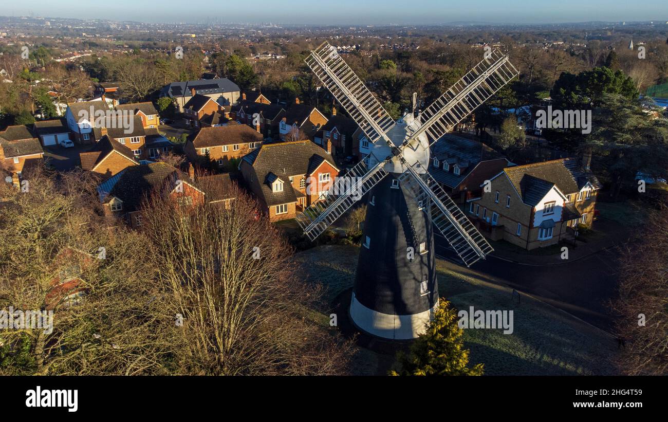Shirley Windmill, eine denkmalgeschützte Turmmühle in Shirley, im Londoner Stadtteil Croydon, England, die wieder in Betrieb ist. Postmil Stockfoto