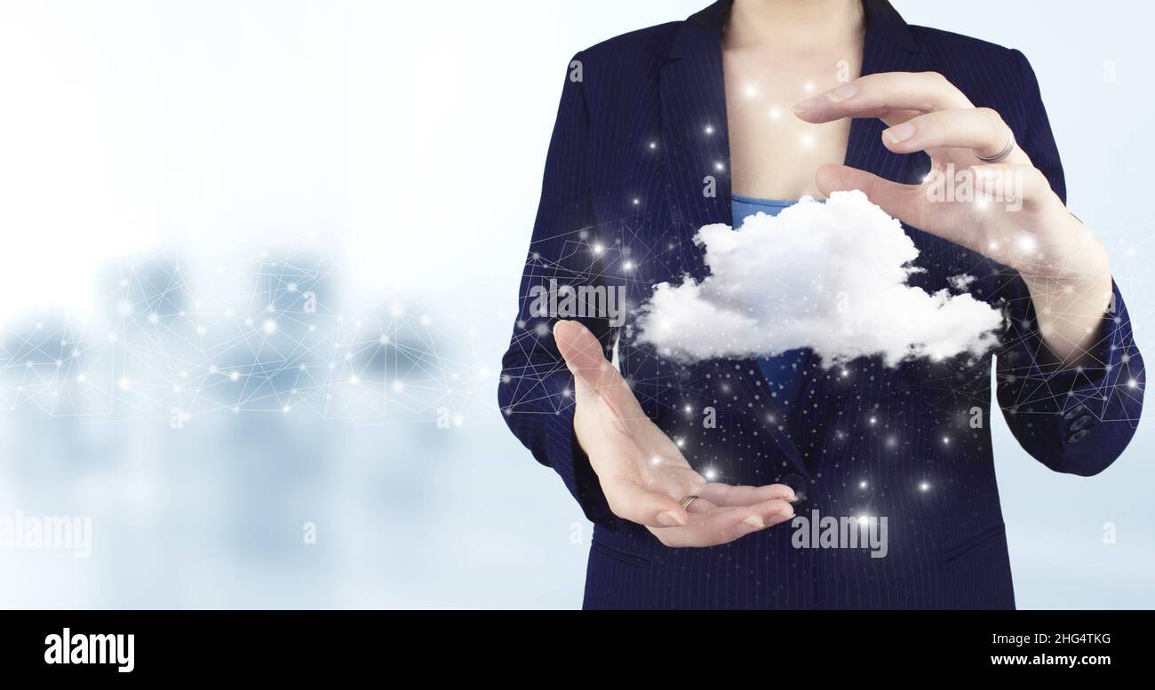 Cloud Computing Technologie Internet Konzept Hintergrund. Zwei Hand halten virtuelle holographische Wolke Symbol mit Licht verschwommen Hintergrund. Abstrakte Wolke Stockfoto