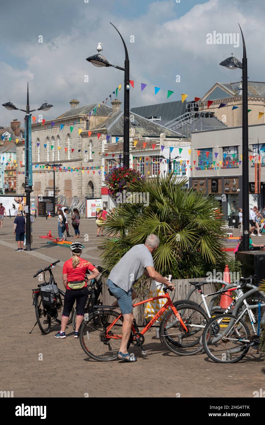 Truro, Cornwall, England, Großbritannien. 2021. Zylisten auf einem Fahrradparkgelände im Stadtzentrum von Truro, Großbritannien Stockfoto