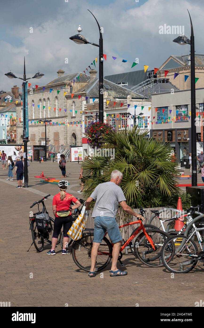 Truro, Cornwall, England, Großbritannien. 2021. Zylisten auf einem Fahrradparkgelände im Stadtzentrum von Truro, Großbritannien Stockfoto