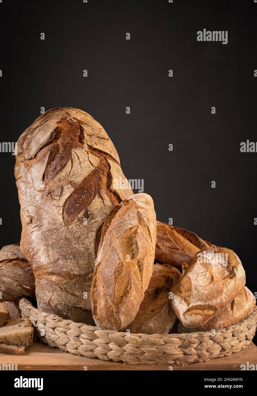 Korb mit hausgemachten Broten und Scheiben mit Platz für Kopien auf der Tafel Stockfoto
