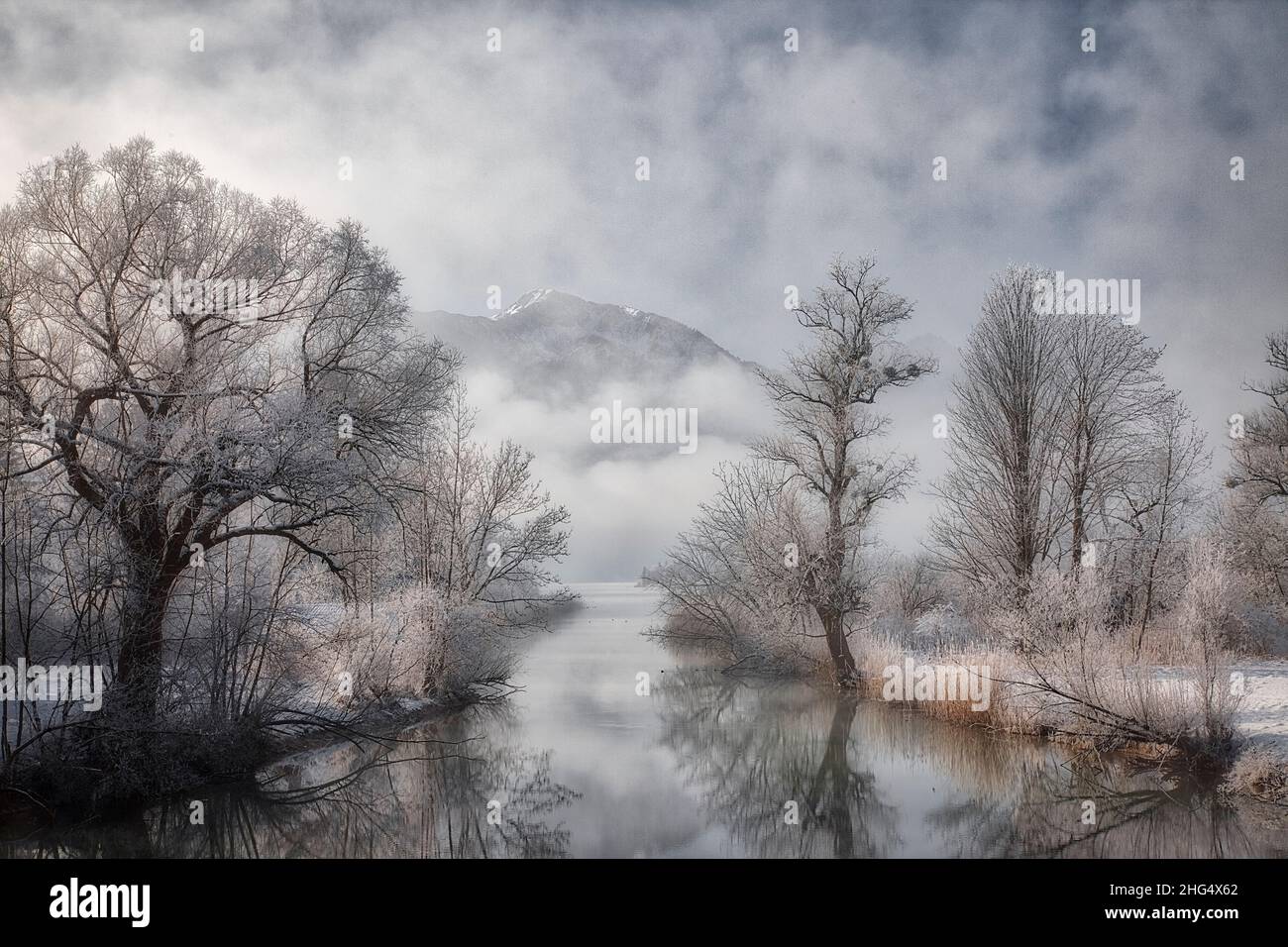 DE - BAYERN: Winterzeit an der Loisach beim Verlassen des Kochelsee (HDR-Bild) Stockfoto