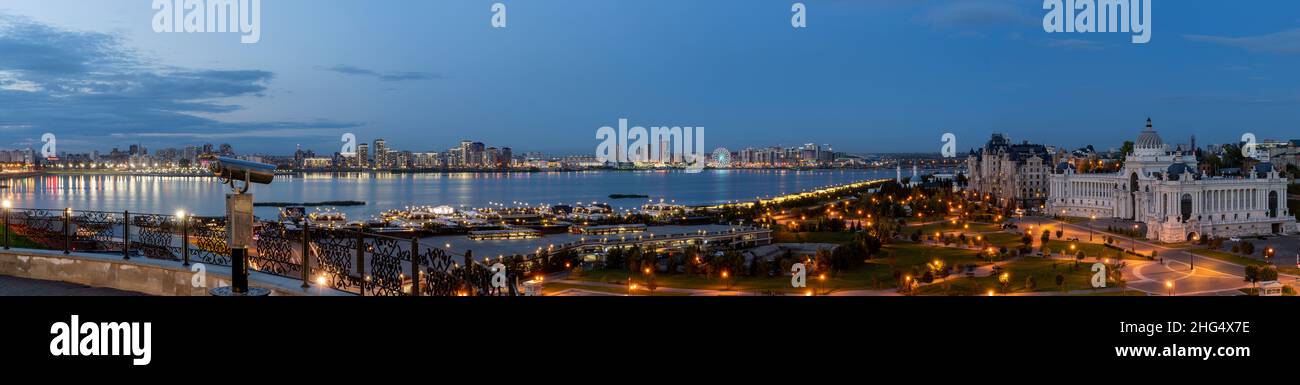 Kazan, Russland - 21. September 2019: Nachtpanorama der Stadt Kazan in Tartastan, Russland, mit dem Fluss Reka Kazanka und der Wolga. Stockfoto