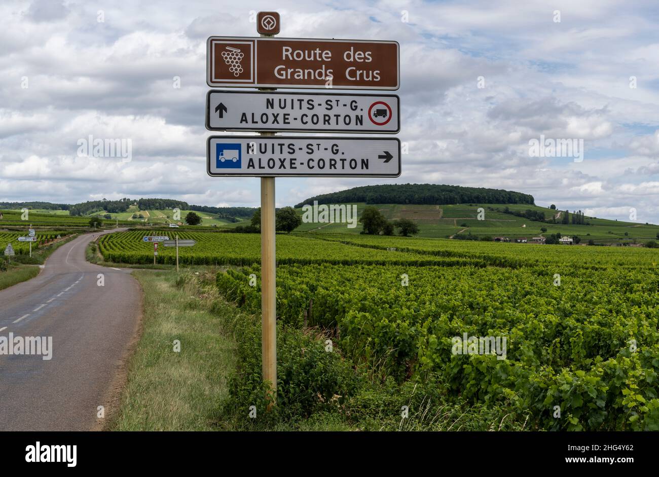 Beaune, Frankreich - 2. Juli 2020: Zeichen der Weinstraße im Burgund bei Beaune, Nuits St. George, Frankreich. Stockfoto