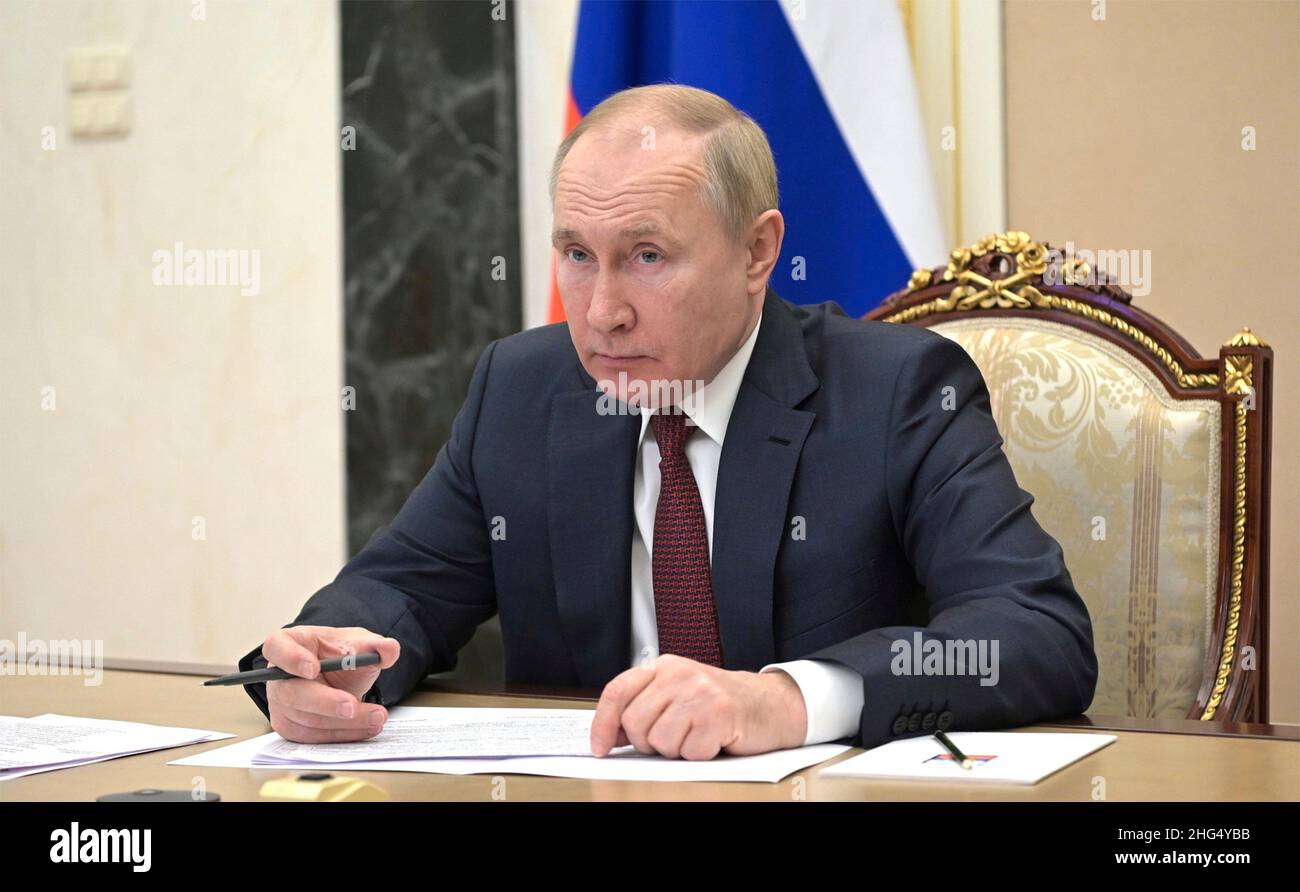 Moskau, Russland. 12. Januar 2022. Der russische Präsident Wladimir Putin hält am 12. Januar 2022 in Moskau, Russland, das erste Treffen mit seinen Regierungsministern über eine Videokonferenz seines Kreml-Büros ab. Quelle: Aleksey Nikolskyi/Kremlin Pool/Alamy Live News Stockfoto