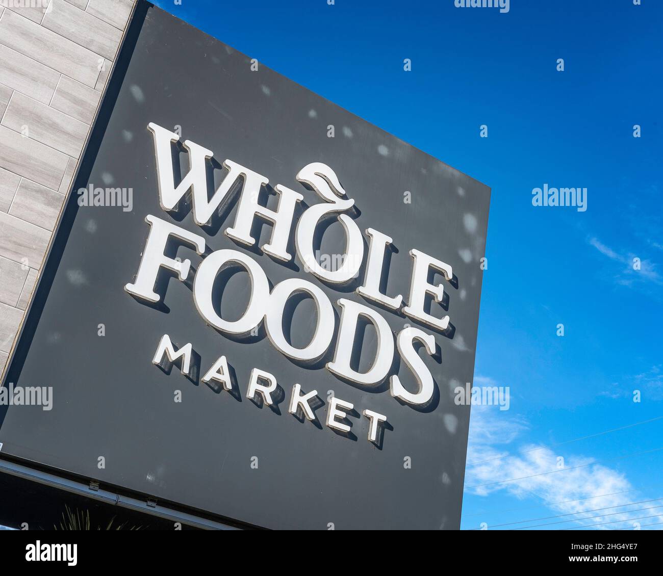 Burbank, CA, USA - 16. Januar 2022: Nahaufnahme eines Whole Foods Market-Zeichens in Burbank, CA. Stockfoto