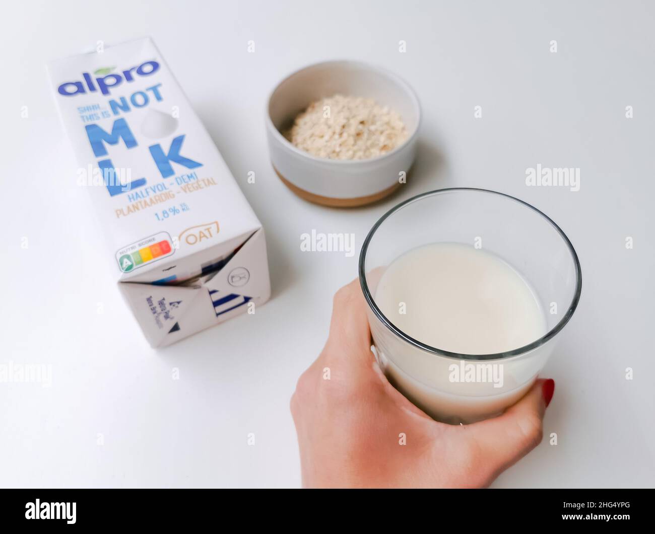 Belgien - Januar 2022: Karton mit Alpro-Milcherzeugungslösung auf pflanzlicher Basis, nicht MLK, hergestellt aus Hafer. Pflanzenbasiertes Getränkekonzept Stockfoto
