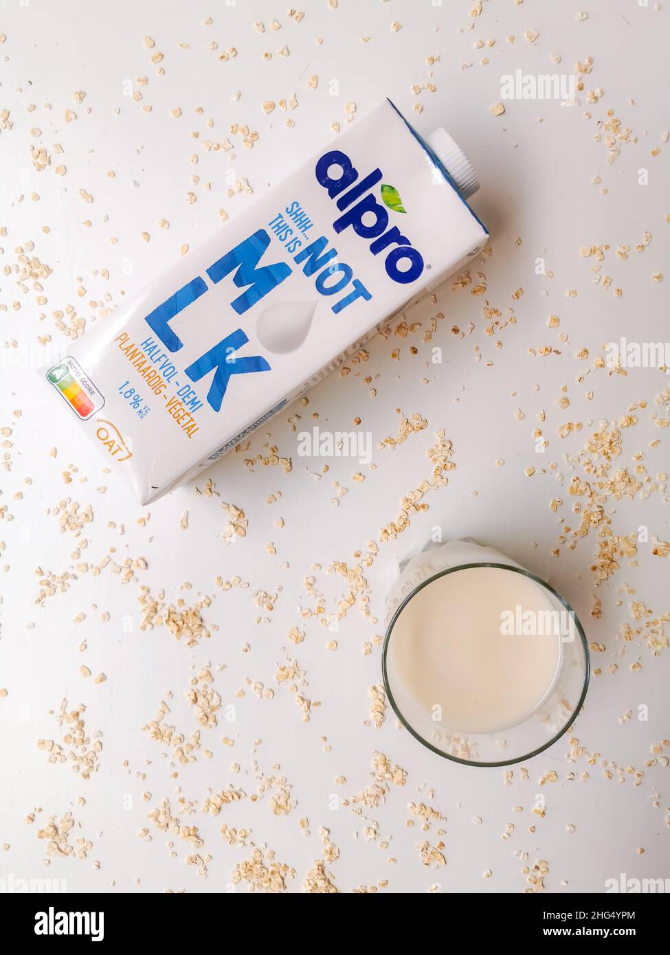 Belgien - Januar 2022: Karton mit Alpro-Milcherzeugungslösung auf pflanzlicher Basis, nicht MLK, hergestellt aus Hafer. Pflanzenbasiertes Getränkekonzept Stockfoto