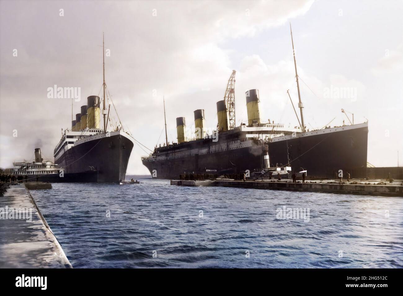 Das RMS Olympic verlässt das Trockendock und kehrt nach Reparaturen wieder in Betrieb. Das Schiff wurde zum letzten Mal mit seinem Schwesterschiff Titanic fotografiert. Stockfoto