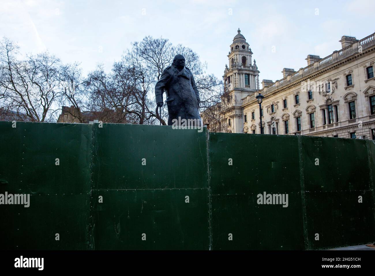 Die Statue des ehemaligen Premierministers Winston Churchill ist am Abend des Nachrichtenjahres auf dem Parliament Square in London zu sehen. Stockfoto