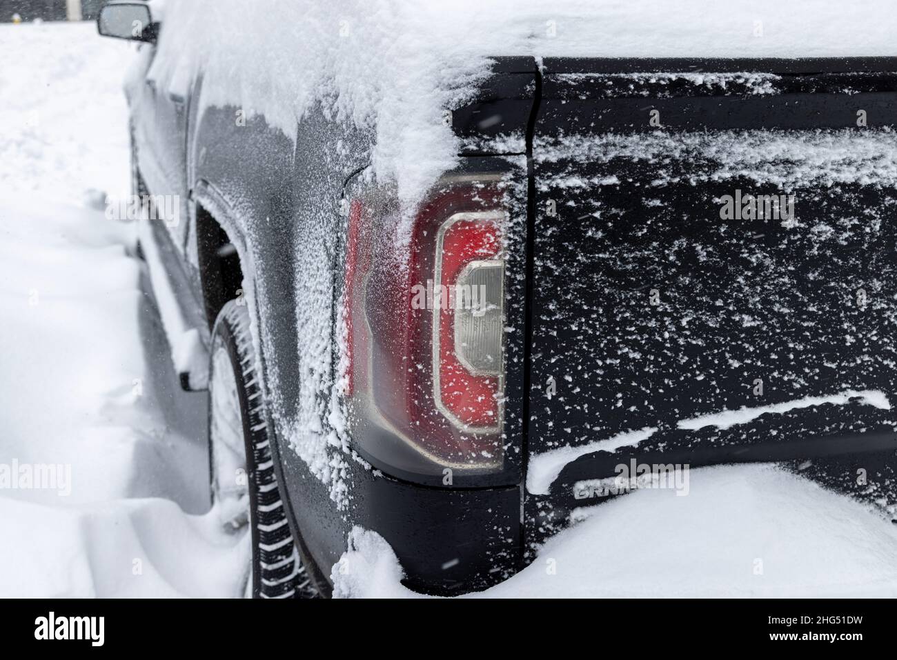 Schneesturm in Toronto, Nordamerika, der zu Störungen des öffentlichen Nahverkehrs, Verkehrsbehinderungen, Notfällen, Schulschließungen und schweren Reinigungsarbeiten führt. Stockfoto