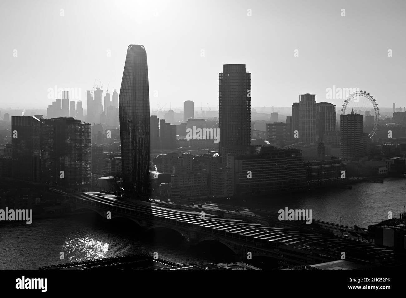 Blick auf den Bahnhof Blackfriars über die Themse Stockfoto