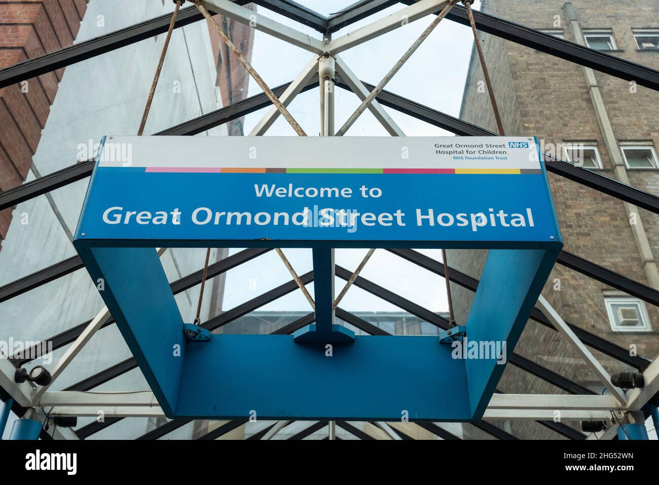 London, Großbritannien. 18. Januar 2022. Ein allgemeiner Blick auf das Äußere des Great Ormond Street Hospital. Es wird berichtet, dass die Sicherheitskräfte des weltberühmten Kinderkrankenhauses vom 7pm. Januar 18 bis zum 7am. 2 März sechs Wochen lang unter Koordination der Gewerkschaft United Voices of the World (UVW) eine Arbeitskampfmaßnahme ergreifen werden, um bessere Bedingungen zu fordern. Als ausgelagerte Arbeiter werden die Sicherheitskräfte nicht direkt vom NHS beschäftigt, sondern von einem privaten Unternehmen, Carlisle Security Services, das sich im Besitz des konservativen Gebers Lord Ashcroft befindet. Kredit: Stephen Chung / Alamy Live Nachrichten Stockfoto