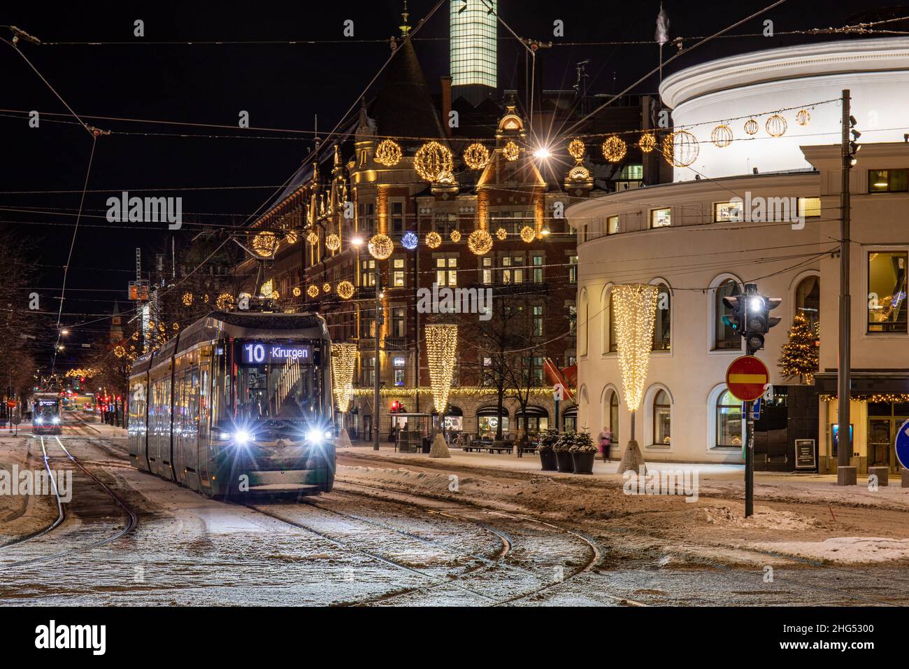 Straßenbahn 462 auf Linie 10 nach Einbruch der Dunkelheit in Helsinki, Finnland Stockfoto