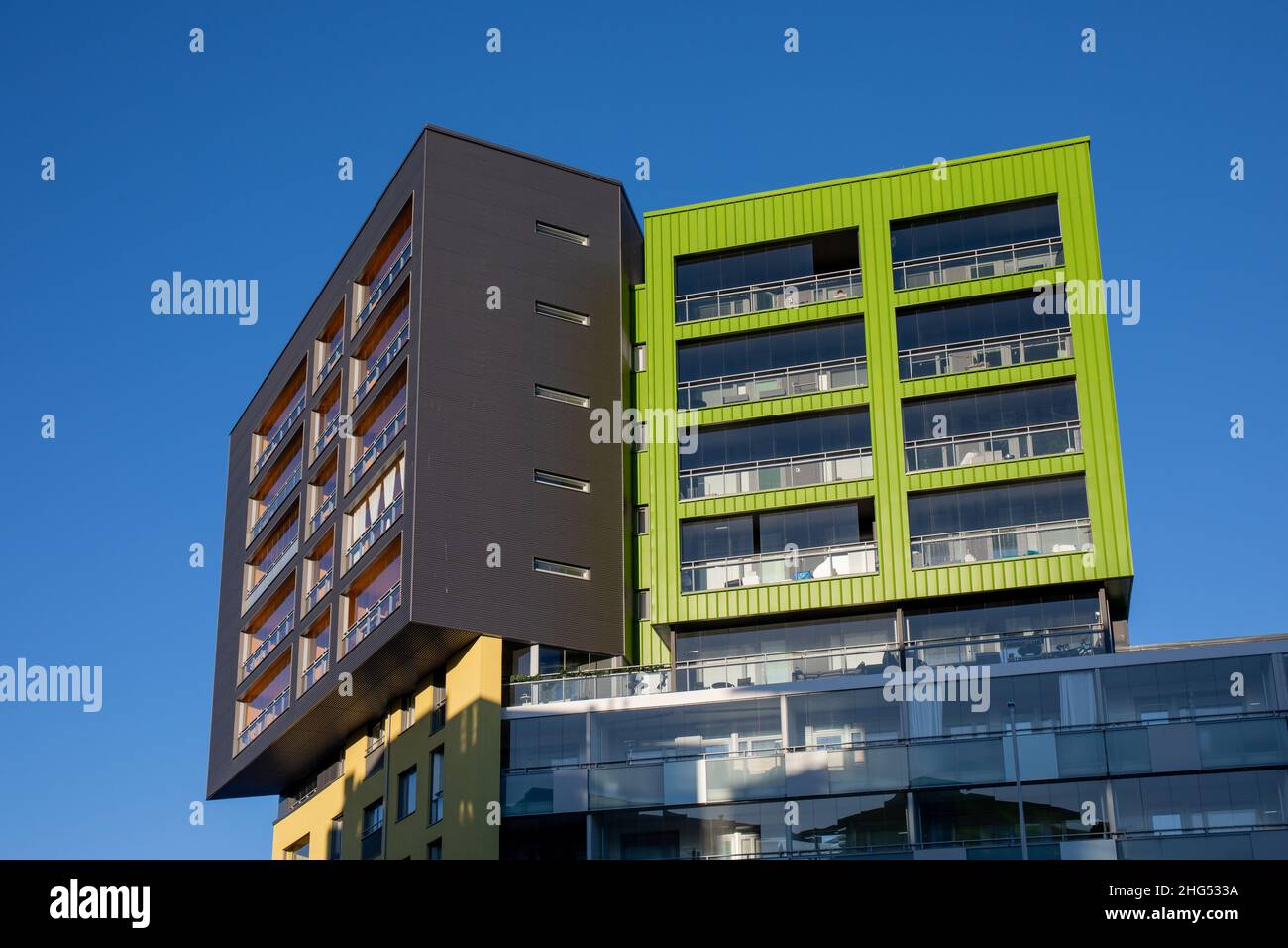 Konepaja Bezirk zeitgenössische Architektur vor klarem blauen Himmel in Helsinki, Finnland Stockfoto