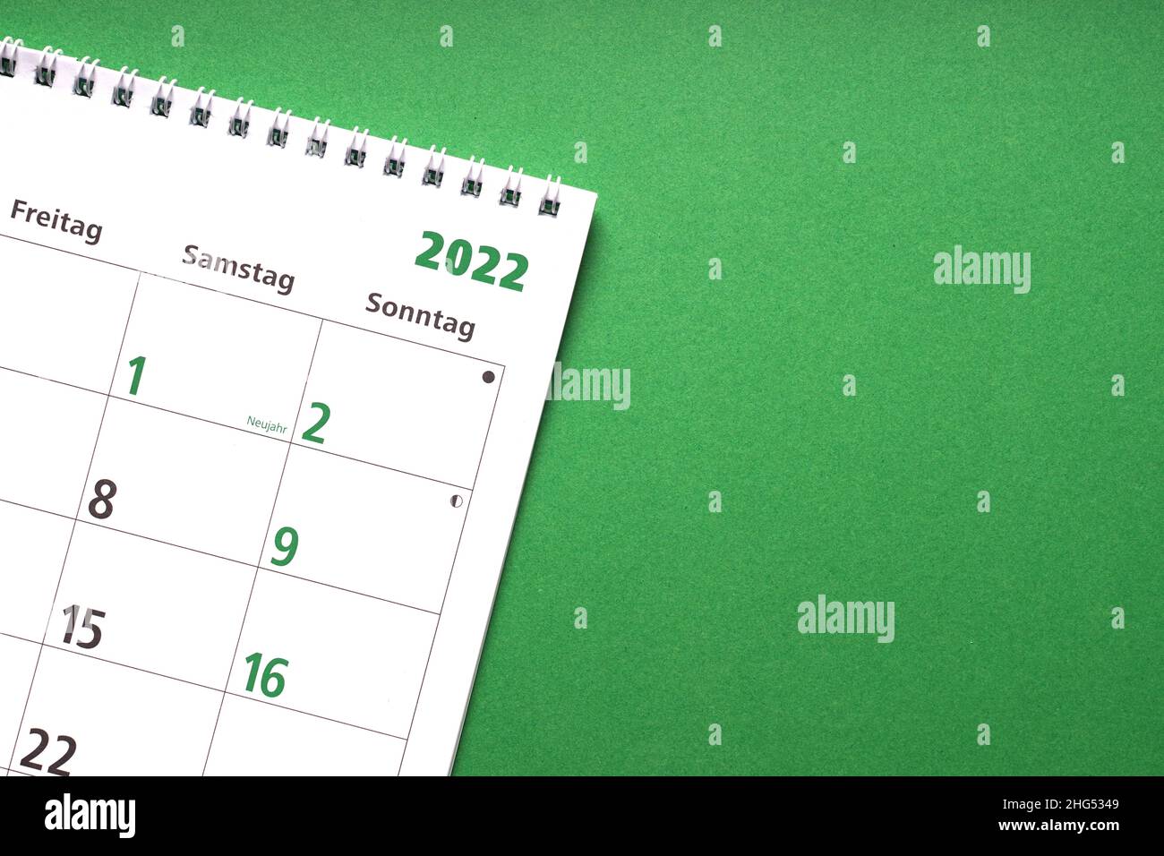 deutscher Kalender für das neue Jahr 2022 auf Grünbuch-Hintergrund Stockfoto