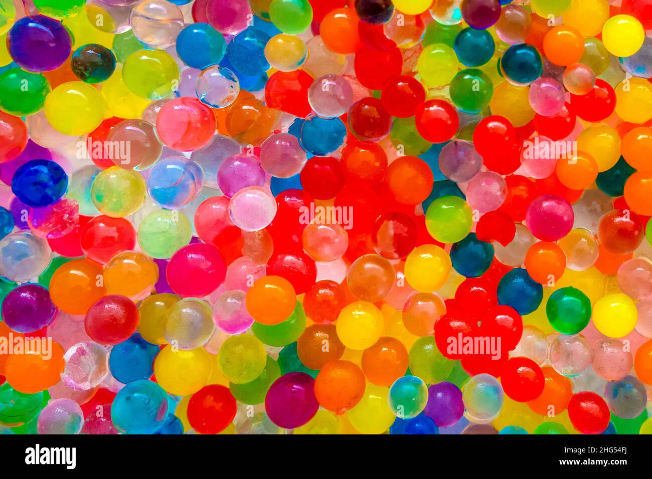 Die Textur besteht aus vielen verschiedenen Farbkugeln. Set von bunten orbeez.Orbeez Wasser Perlen zum Spielen. Viele bunte Umlaufbahnen, Heliumkugeln Stockfoto