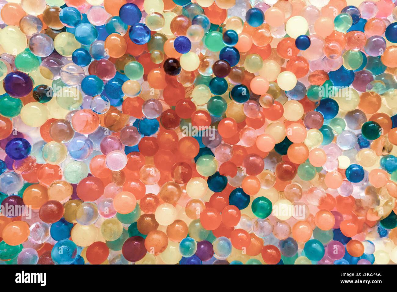 Die Textur besteht aus vielen verschiedenen Farbkugeln. Set von bunten orbeez.Orbeez Wasser Perlen zum Spielen. Viele bunte Umlaufbahnen, Heliumkugeln Stockfoto
