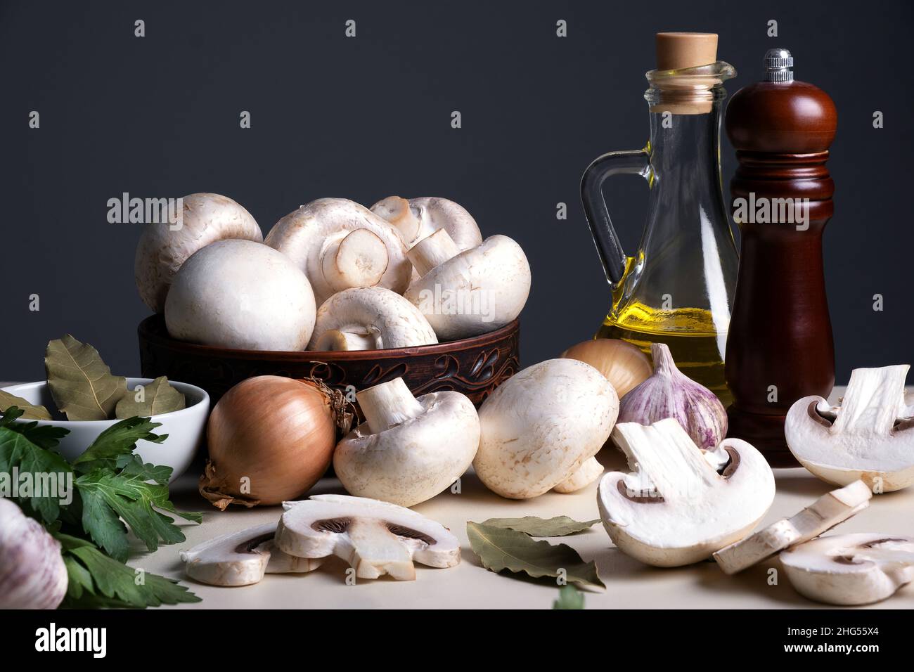 Ein Haufen voller roher, frischer Champignons mit anderen Zutaten zum Kochen Stockfoto