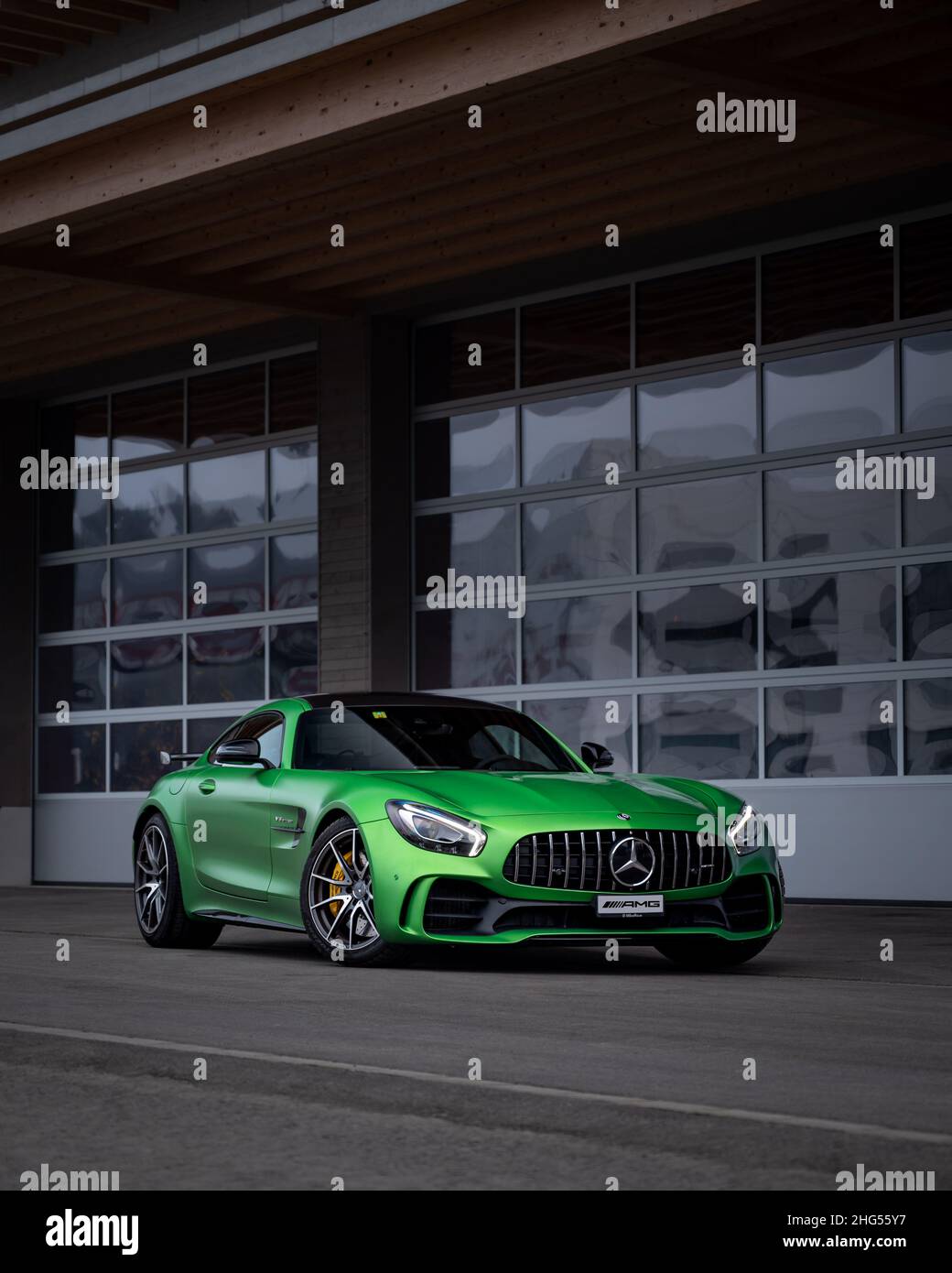 Grüner Mercedes AMG GTR Frontansicht, Grill, bonet, Scheinwerfer, Logo Stockfoto