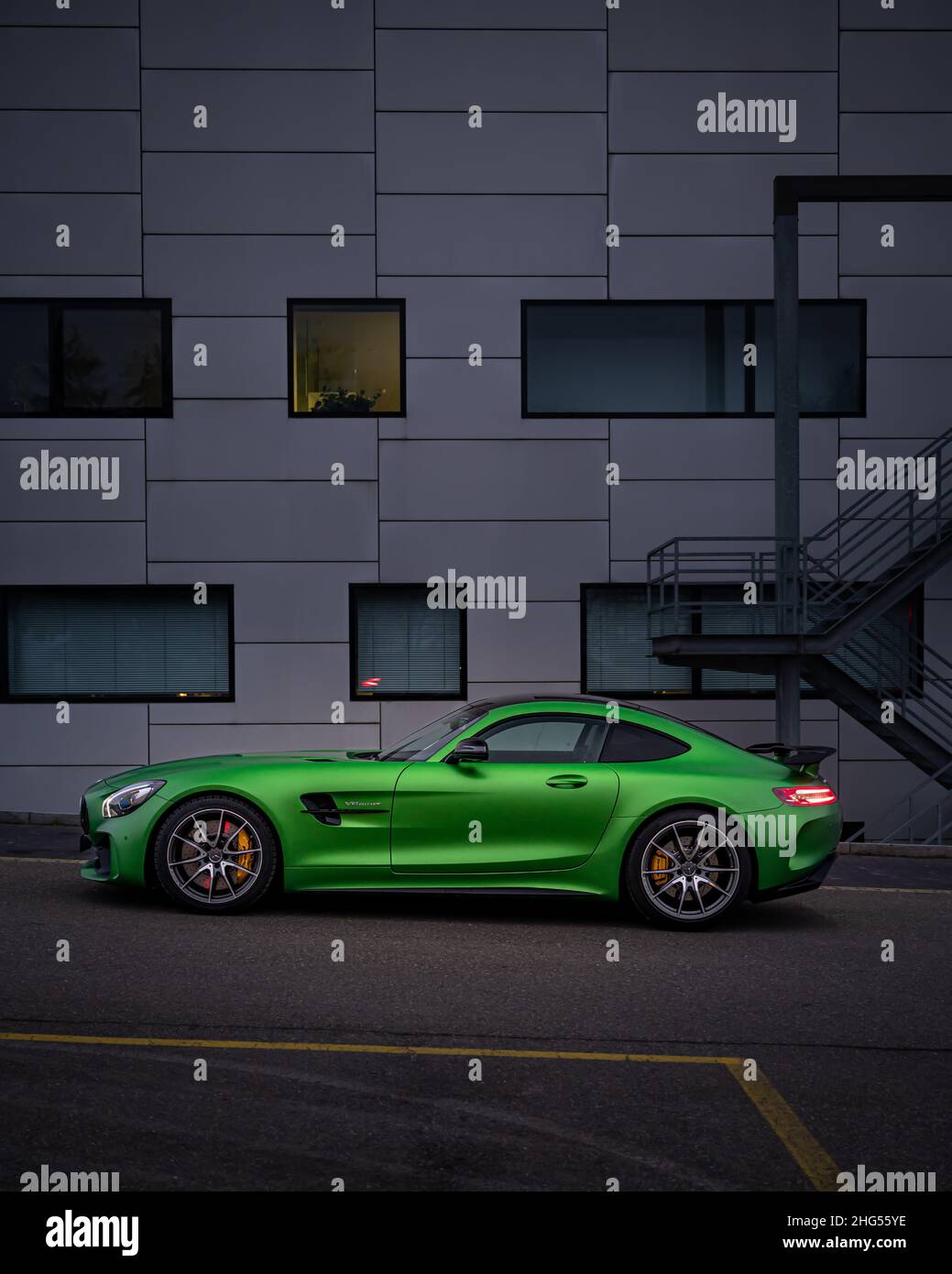 Grüner Mercedes AMG GTR Seitenaufschlag Stockfoto