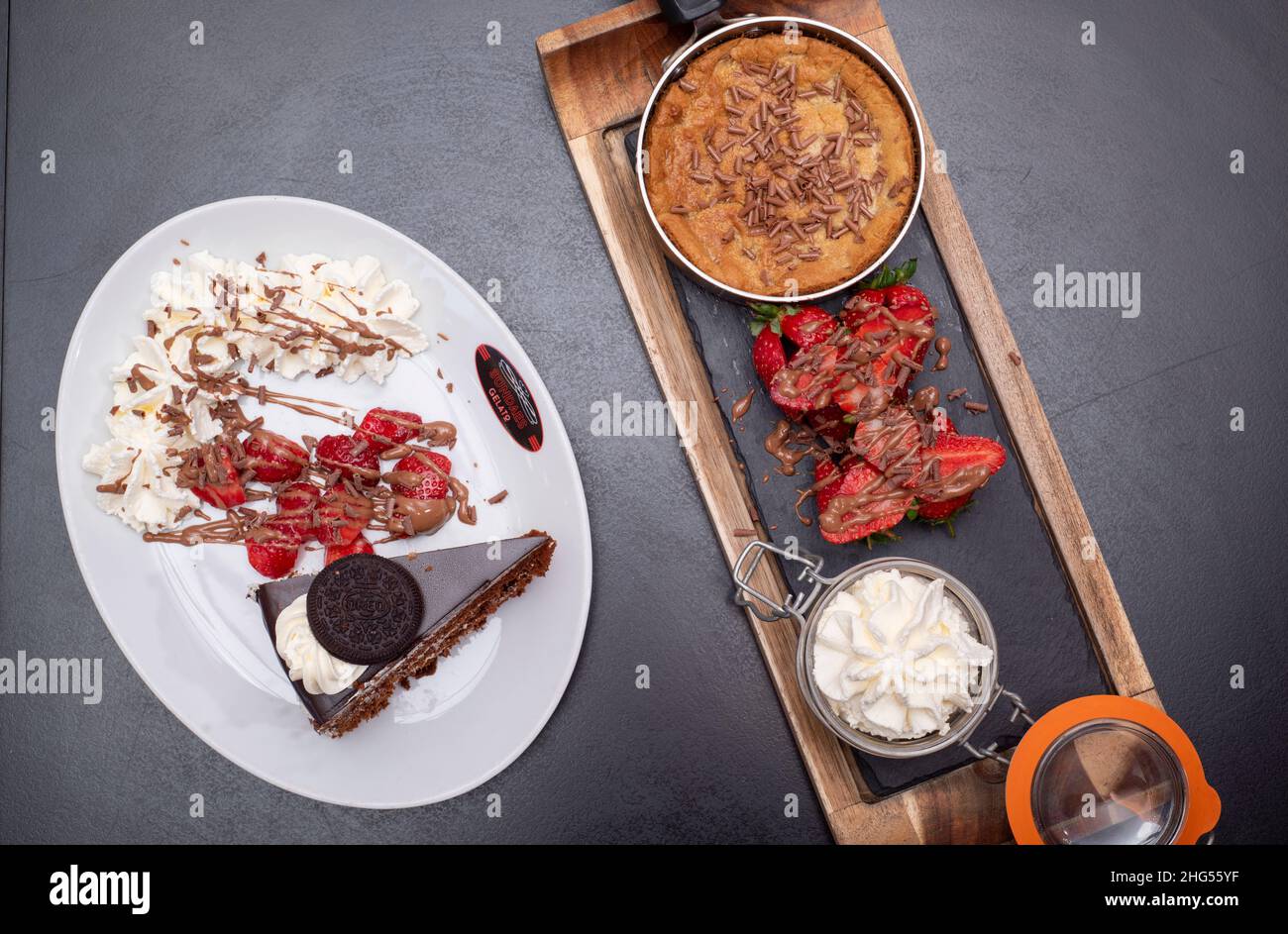 Sheffield UK – 4. Juli 2018: Plätzchenteig und Schokoladenkuchen süße Desserts aus Sundaes Gelato, Glossop Road Stockfoto