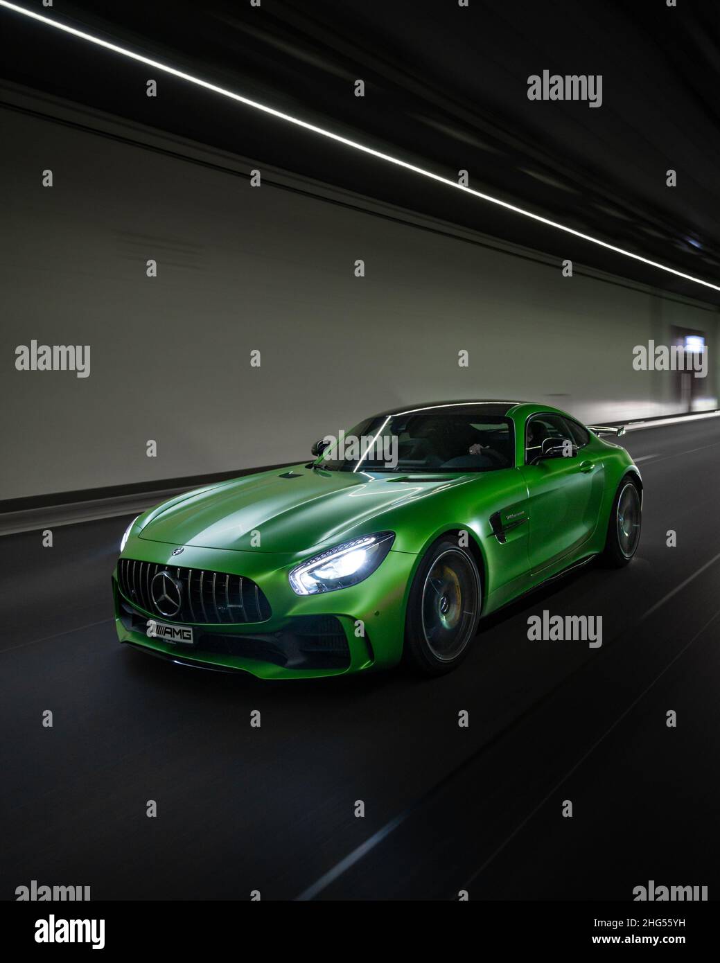 Grüner Mercedes AMG GTR, Rollschuss, Fahrwagen, Vorderansicht  Stockfotografie - Alamy