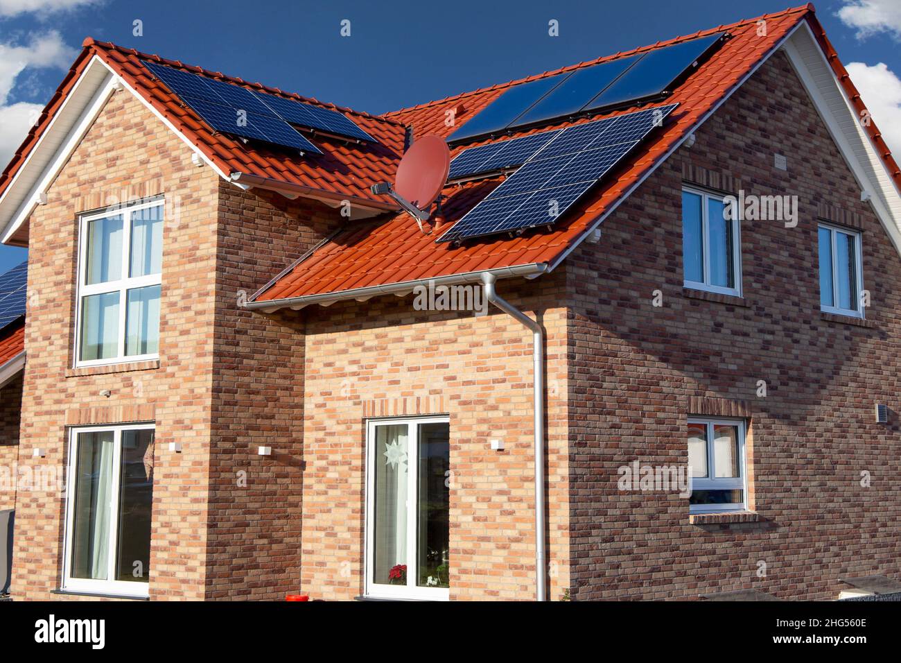 Neues Einfamilienhaus in einem Neubaugebiet Stockfoto