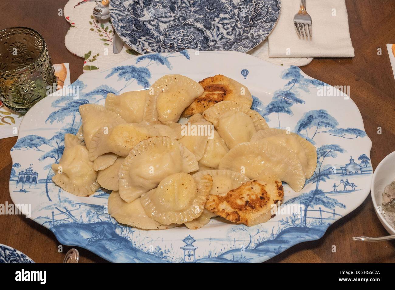 Pierogi sind Knödel aus ungesäuertem Teig, zuerst gekocht, dann gebacken oder gebraten in der Regel in Butter mit Zwiebeln &ndash; traditionell gefüllt mit Stockfoto