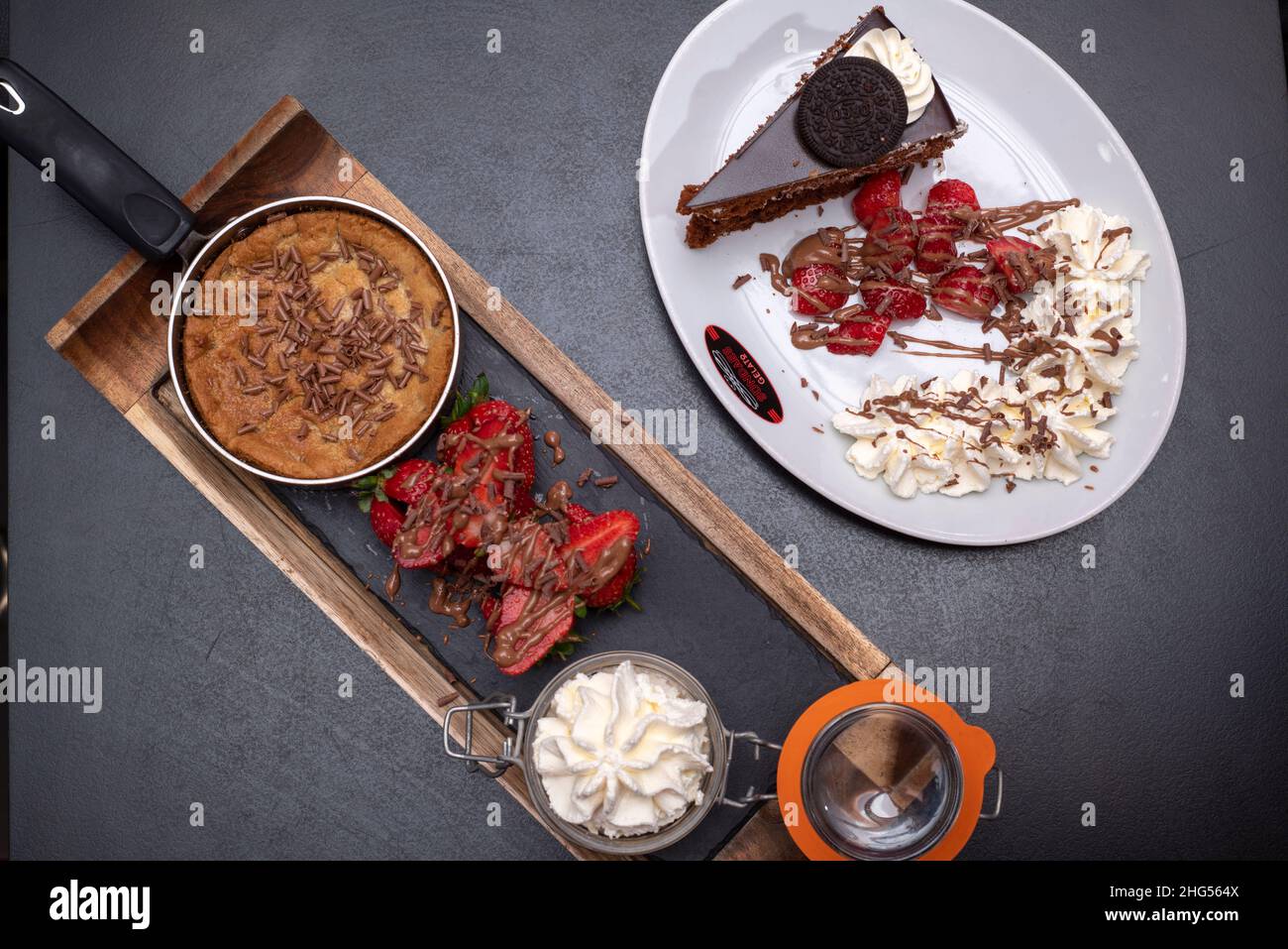 Sheffield UK – 4. Juli 2018: Plätzchenteig und Schokoladenkuchen süße Desserts aus Sundaes Gelato, Glossop Road Stockfoto