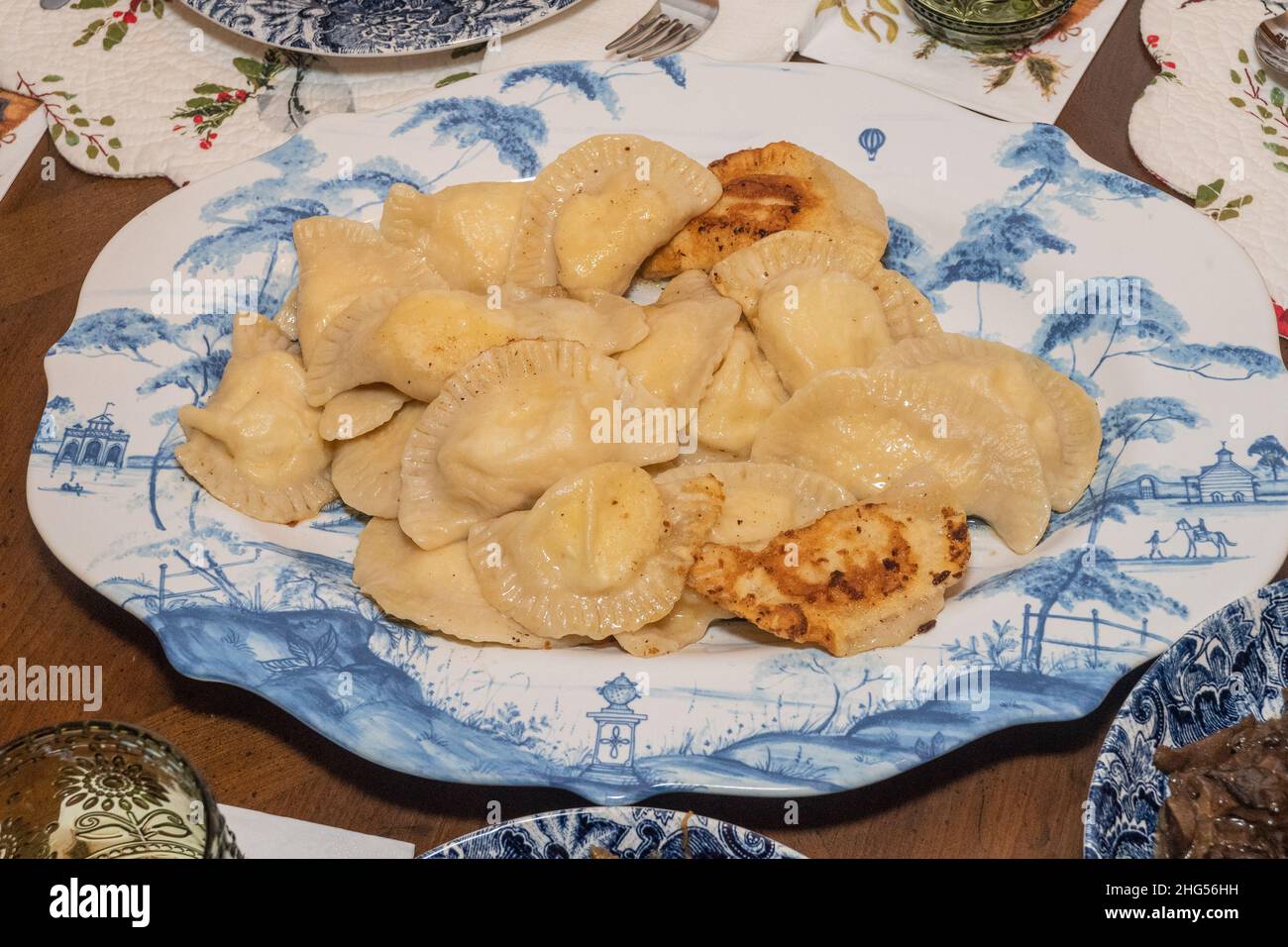 Pierogi sind Knödel aus ungesäuertem Teig, zuerst gekocht, dann gebacken oder gebraten in der Regel in Butter mit Zwiebeln &ndash; traditionell gefüllt mit Stockfoto