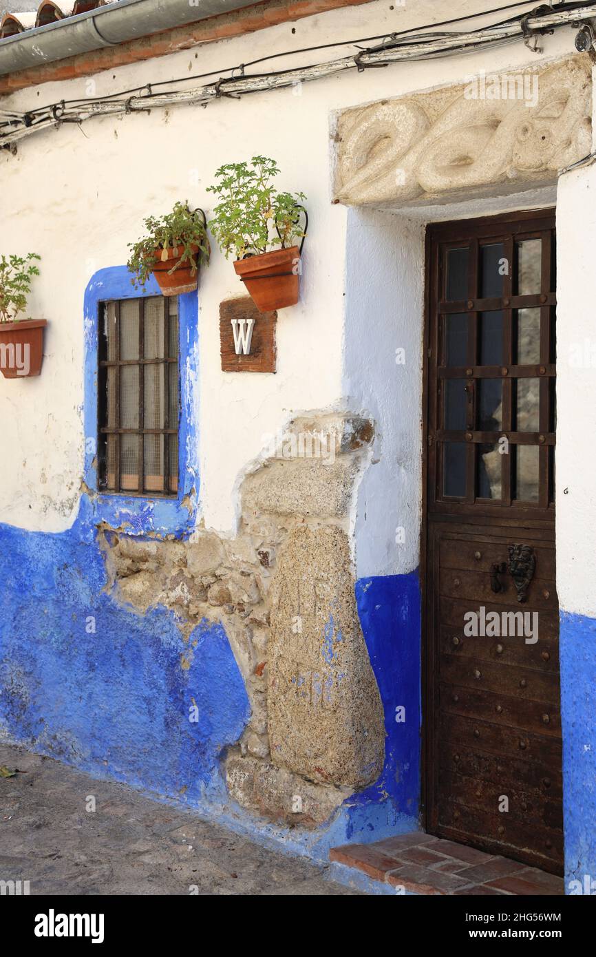 Trujillo. Altes blaues Haus.Straßenszene.Trujillo Seitenstraße, Provinz Caceres, Extremadura. Renaissance/mittelalterliche Stadt, Heimat des Conquistador Pizarro. Stockfoto